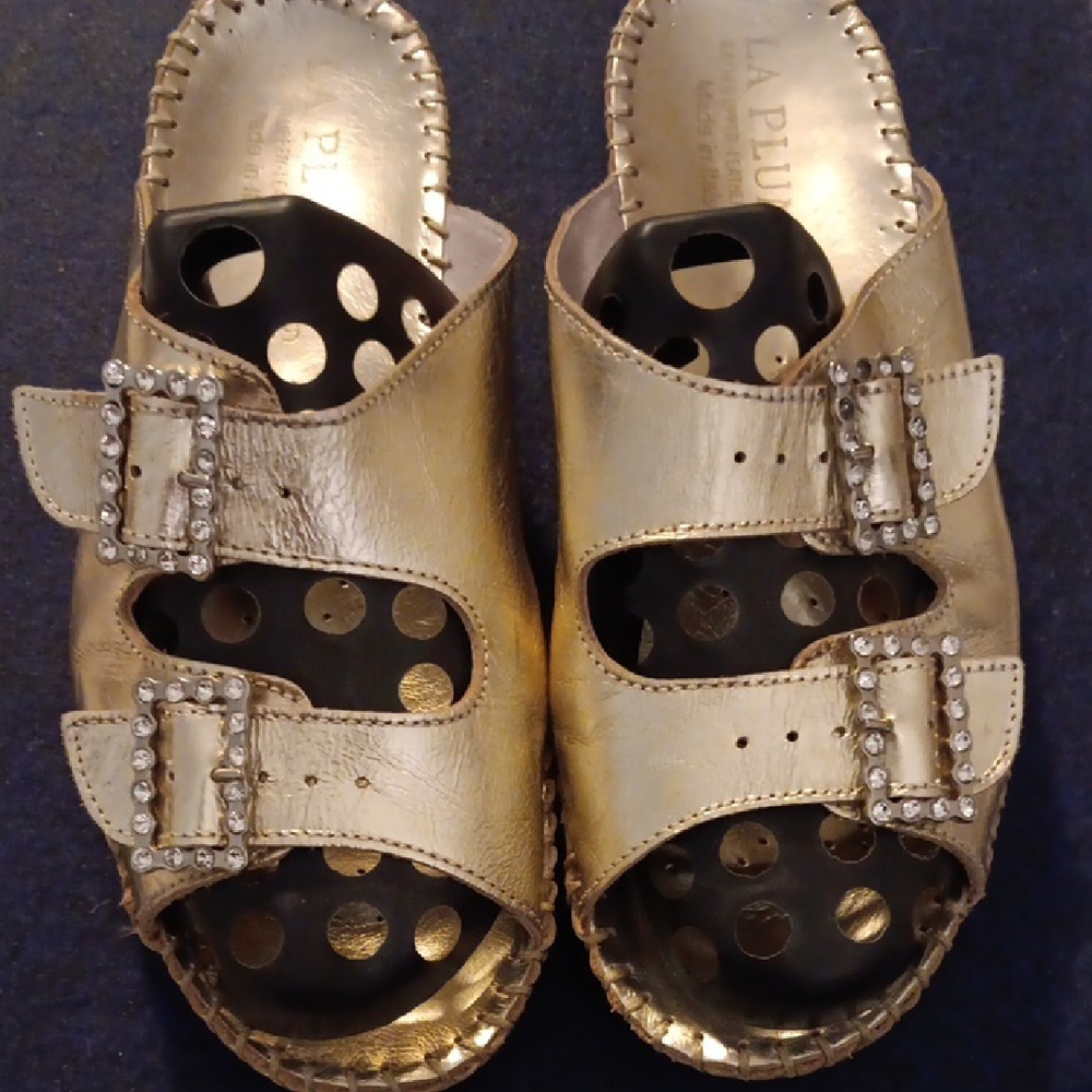 LA PLUME Gold Women's Sandals